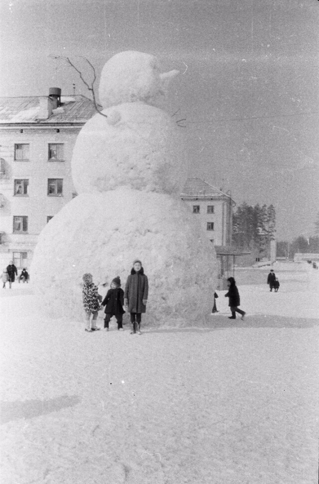 Снеговик. Пенза-19, ок. 1968. Фотограф Миряев Борис Тимофеевич