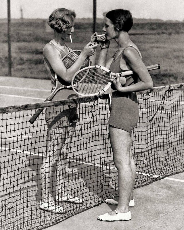 Перекур у теннисисток, 1930-е годы 