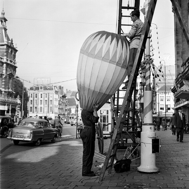 Подготовка вечернего освещения на Лейдсеплейн, Амстердам, 1956. Фотограф Maria Austria