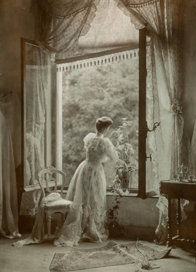 Мадам Мизонн у окна, Бельгия, 1910. Фотограф Леонард Мизонн