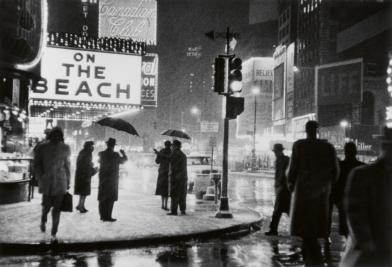 «On the beach». Таймс-сквер, Нью-Йорк, 1959. Фотограф Бедрих Грунцвайг