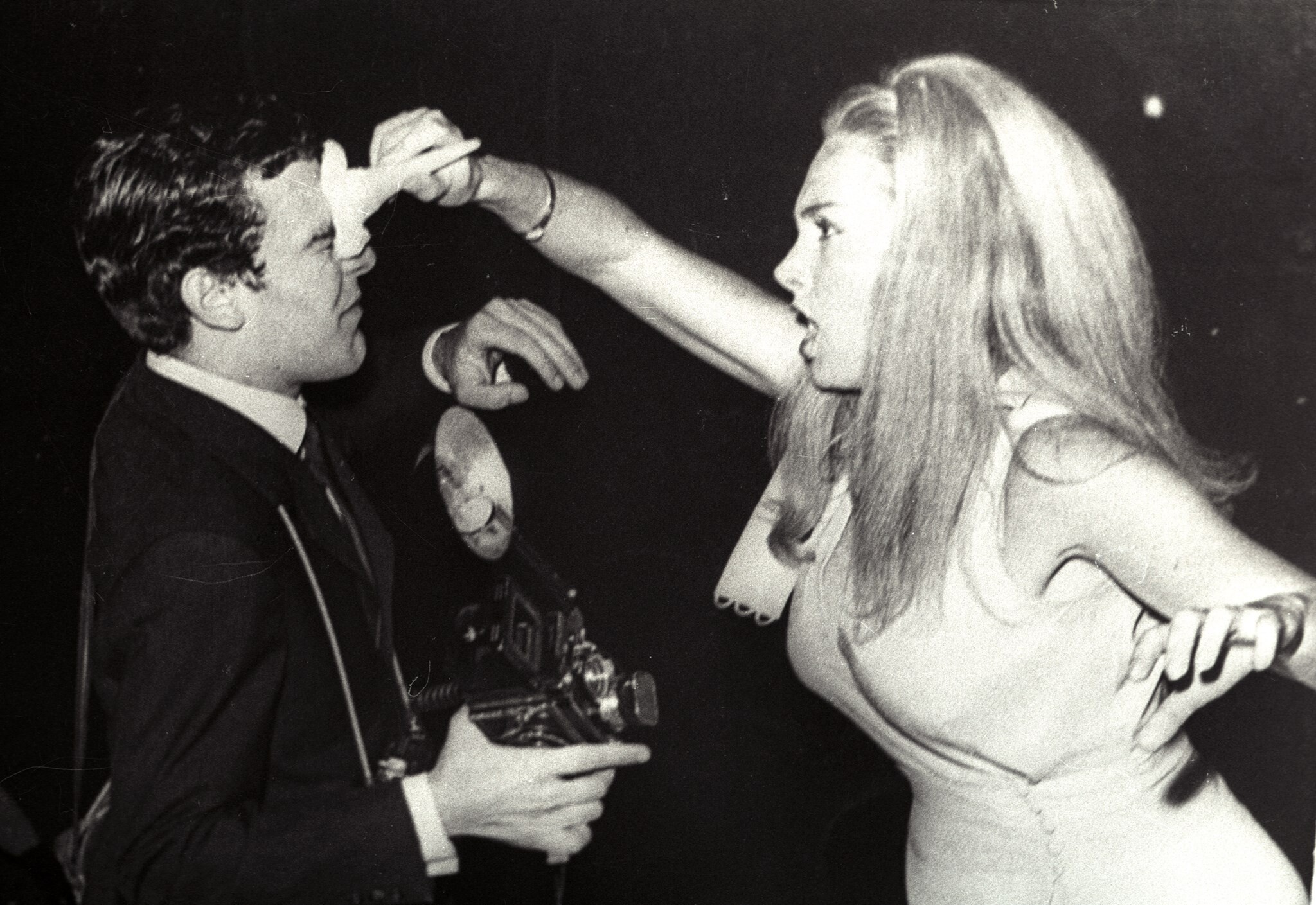 Король папарацци Рино Бариллари – жертва нападения с мороженым актрисы Сони Романофф за нелестную фотографию в Риме, 1966