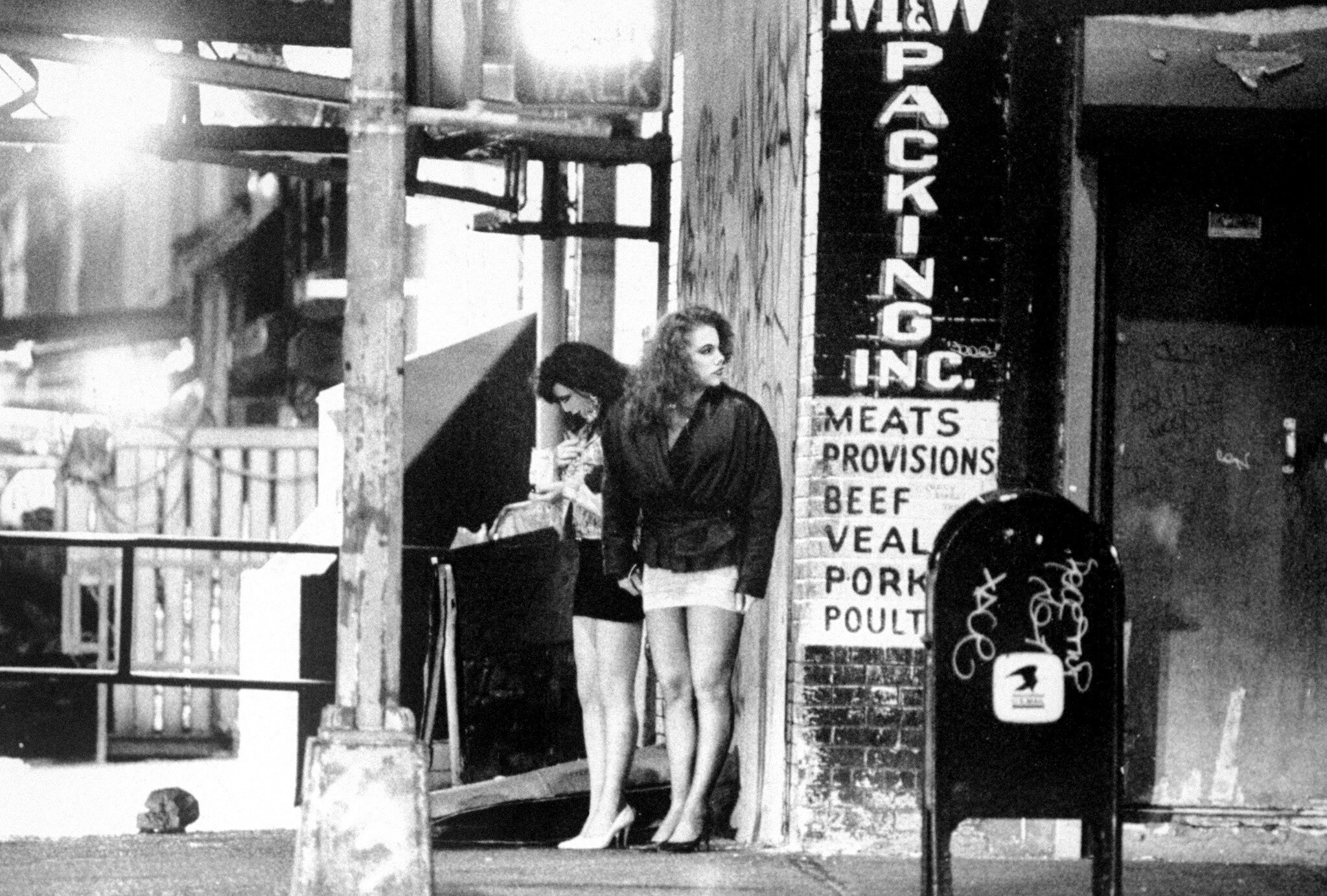 Проститутки на улице Нью-Йорка высматривают клиентов. Фотография Нормана Лоно из архива NY Daily News