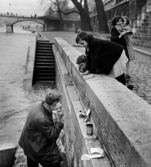 Бритьё на набережной Сены. Париж, ок. 1950. Фотограф Торе Джонсон 