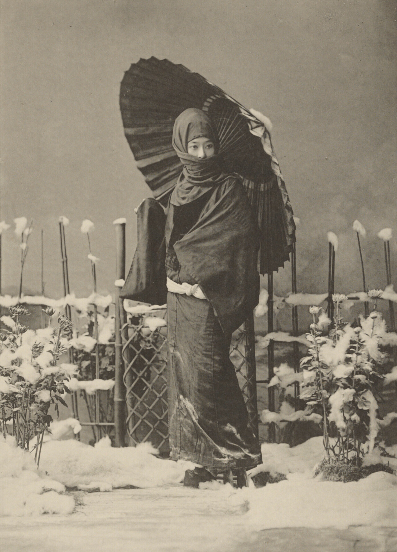 Зимний выход. Токио, Япония, 1895. Фотограф Кадзумаса Огава