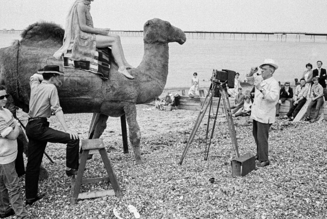 Пляжный фотограф в Херн-Бей, Англия, 1963. Фотограф Дэвид Хёрн