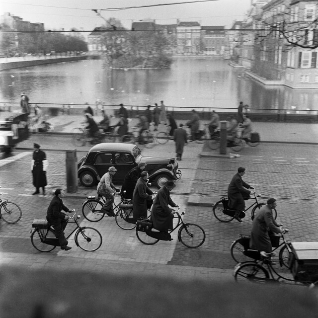 Дорожное движение в Гааге, 1955. Фотограф Эд ван Вейк