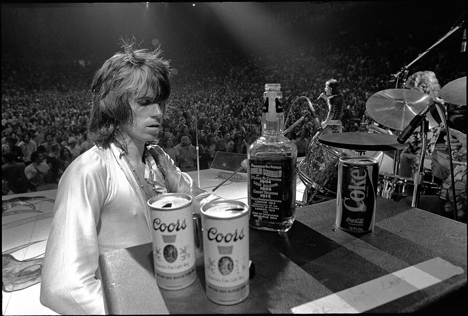 Кит Ричардс на сцене с виски и пивом во время американского турне Rolling Stones, 1972. Фотограф Итан Рассел