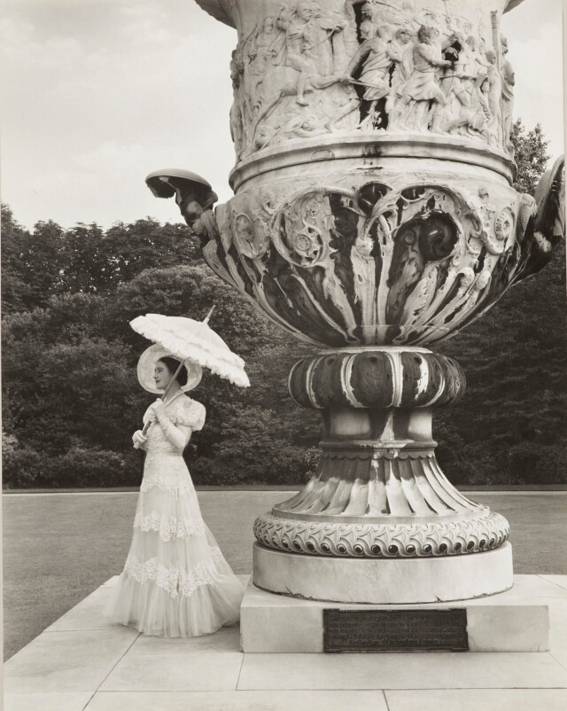 Королева Елизавета (королева-мать) с вазой Ватерлоо в  саду Букингемского дворца в Лондоне, 1939. Фотограф Сесил Битон