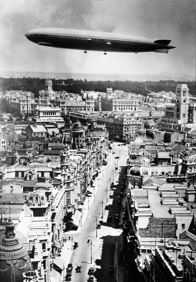 Дирижабль «Граф Цеппелин» над улицей Гран-Виа в Мадриде, 1930. Фотограф Луис Санчес Портела