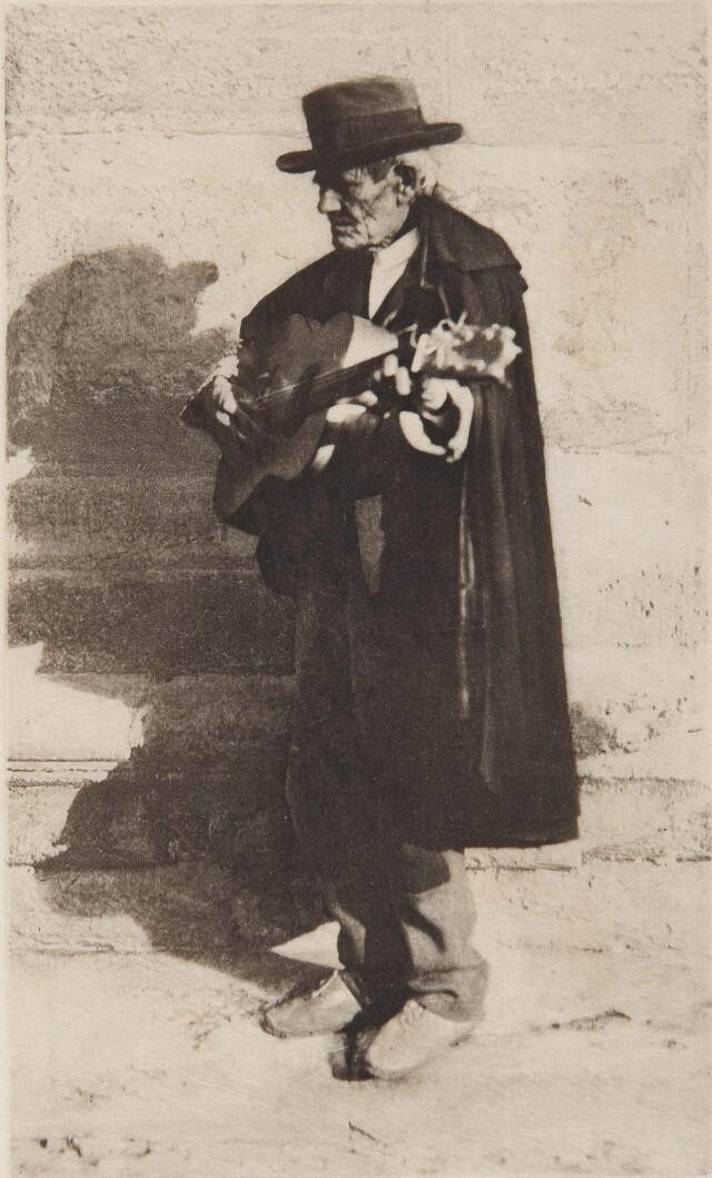 Слепой музыкант. Гранада, 1913. Фотограф Джеймс Крейг Аннан