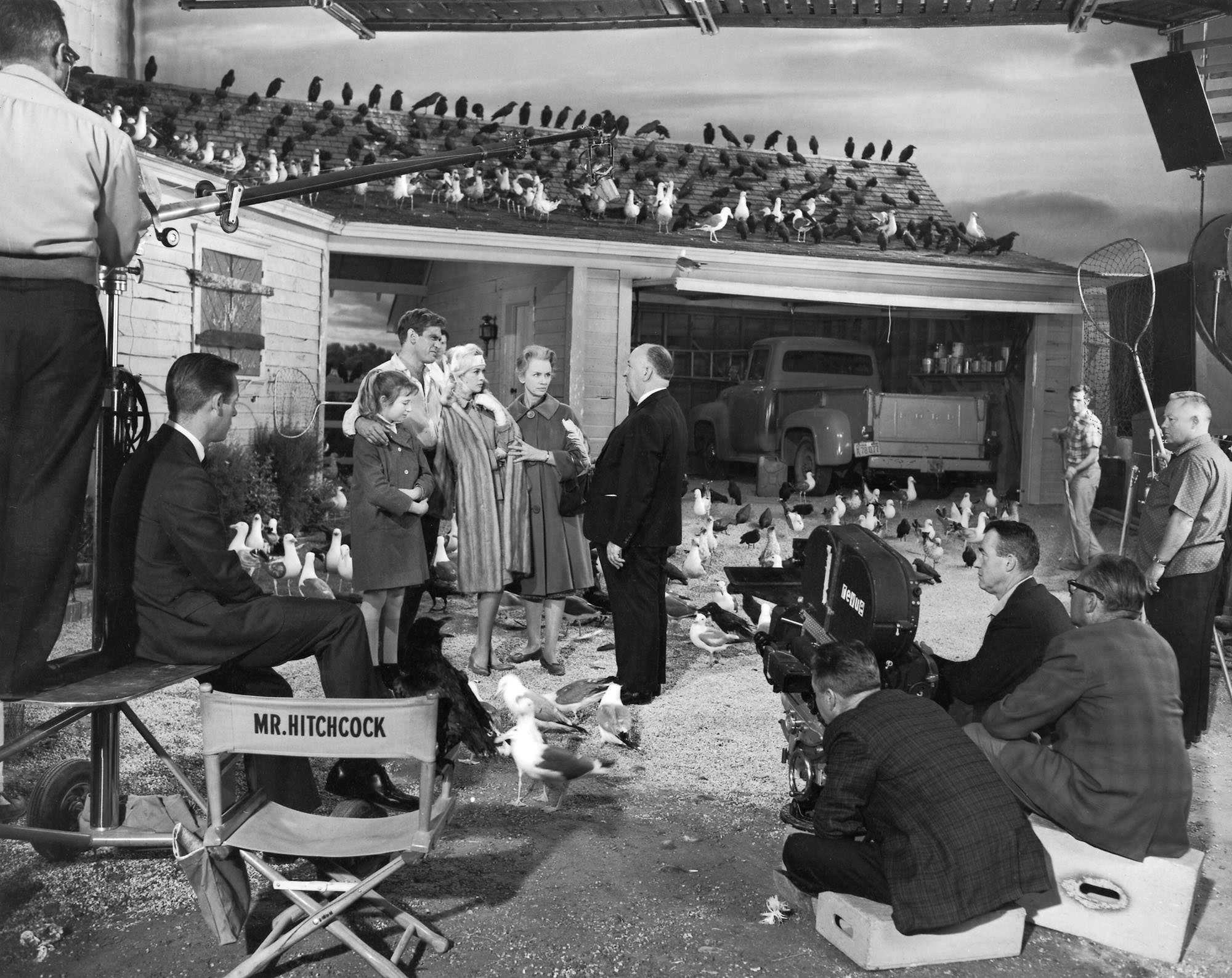 Альфред Хичкок с актёрами на съёмках кинофильма Птицы, 1963