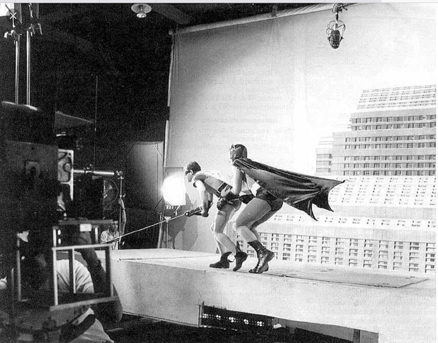 Бэтмен и Робин карабкаются на небоскрёб. Съёмки Бэтмена, 1966