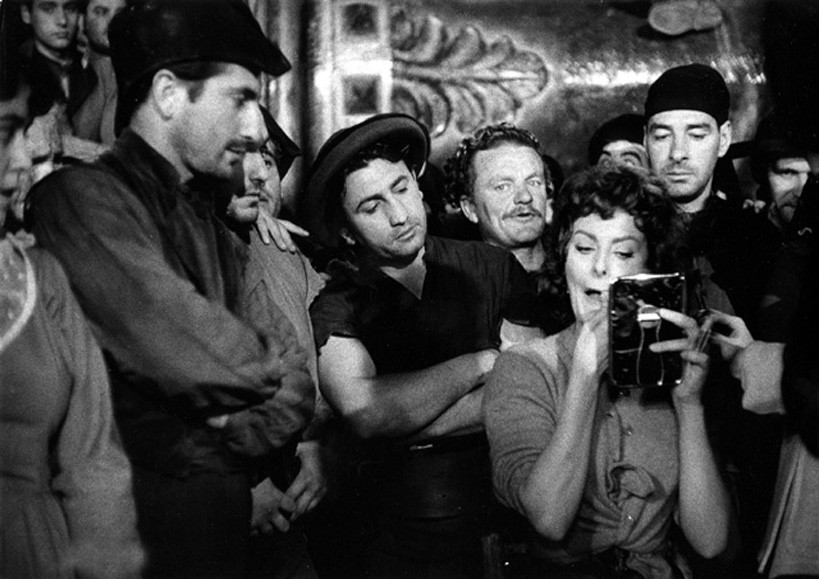 Софи Лорен на съёмках фильма Гордость и страсть, 1957. Фотограф Эрнст Хаас