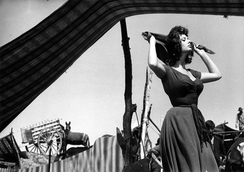 Софи Лорен на съёмках фильма Гордость и страсть, 1957