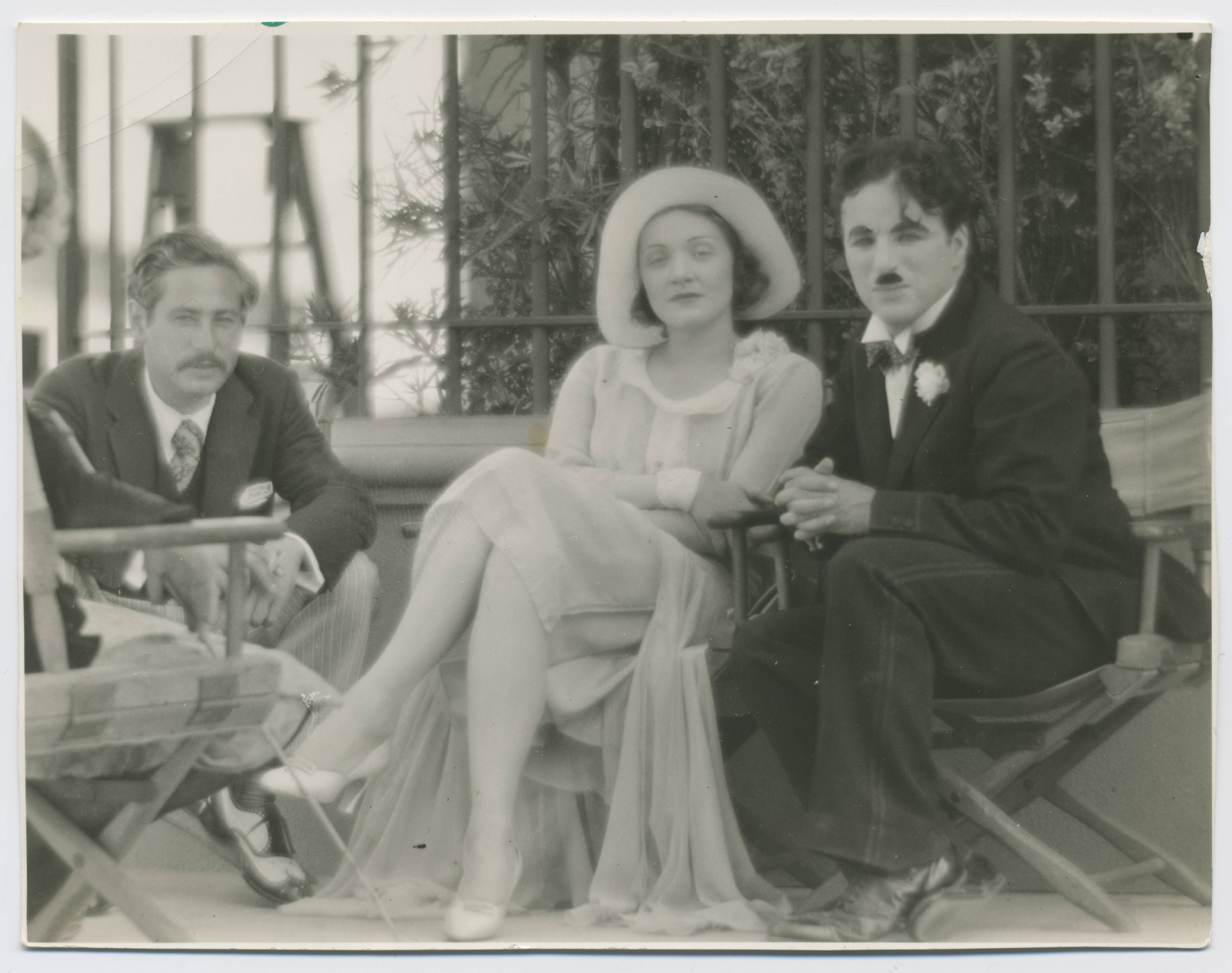 Джозеф фон Штернберг и Марлен Дитрих навестили Чарли Чаплина на съёмках Огней большого города (1931), Лос-Анджелес