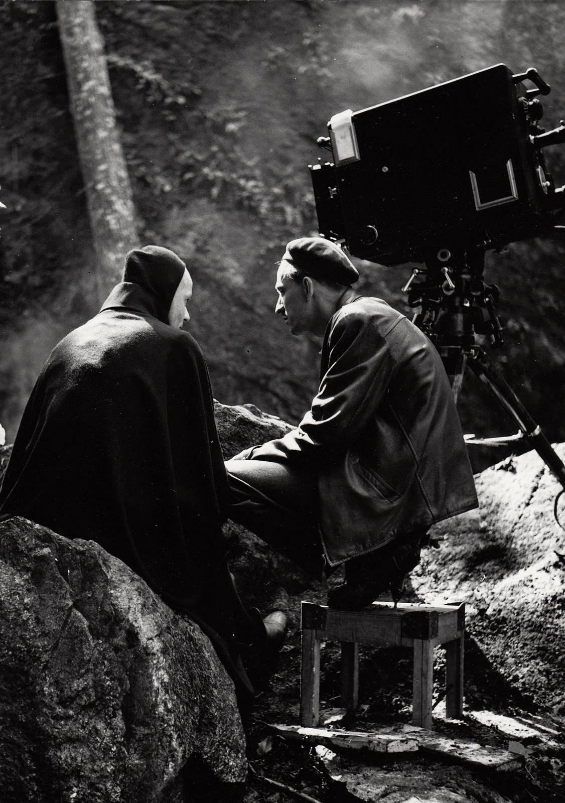 Ингмар Бергман и Бенгт Экерут в образе Смерти на съёмках культового фильма Седьмая печать, 1957