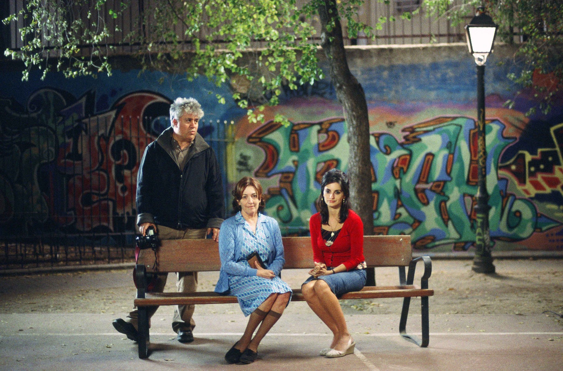 Педро Альмодовар, Кармен Маура и Пенелопа Крус на съёмках фильма Возвращение (2006)