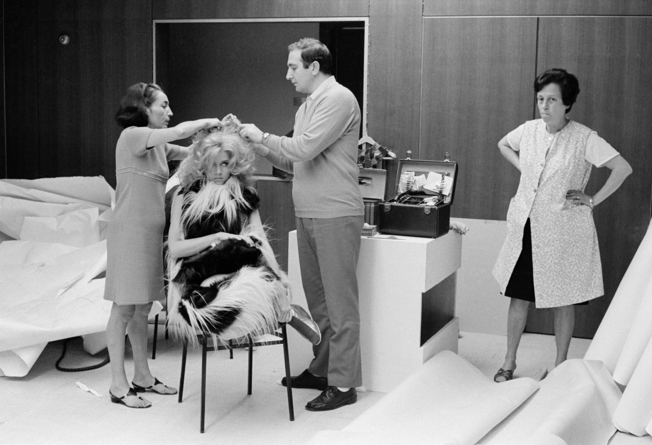 Джейн Фонда в костюме главной героини фантастической комедии Барбарелла, 1968