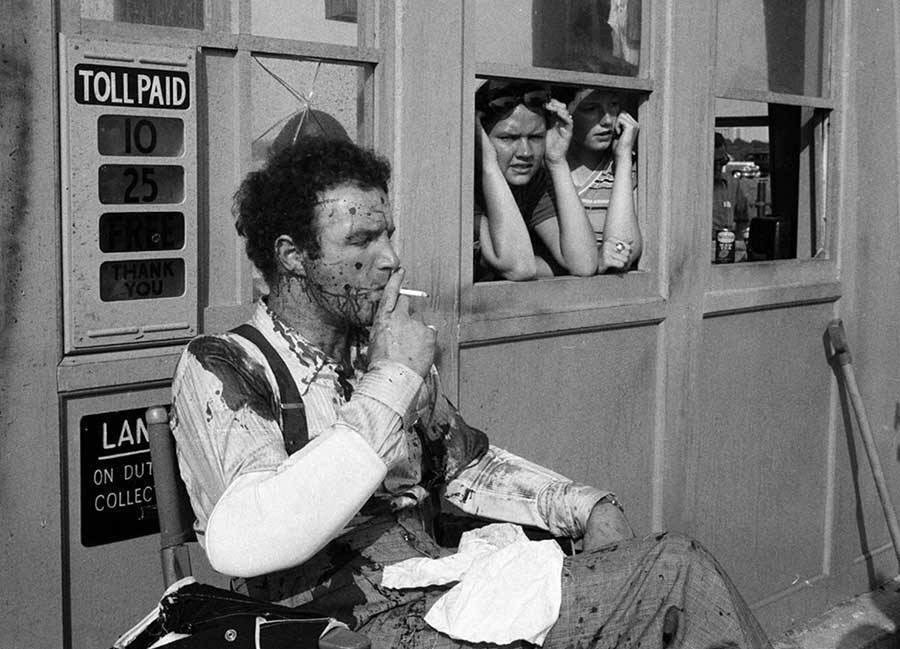 Джеймс Каан курит после съёмки сцены с убийством его персонажа (Сонни Корлеоне) в Крёстном отце, 1972