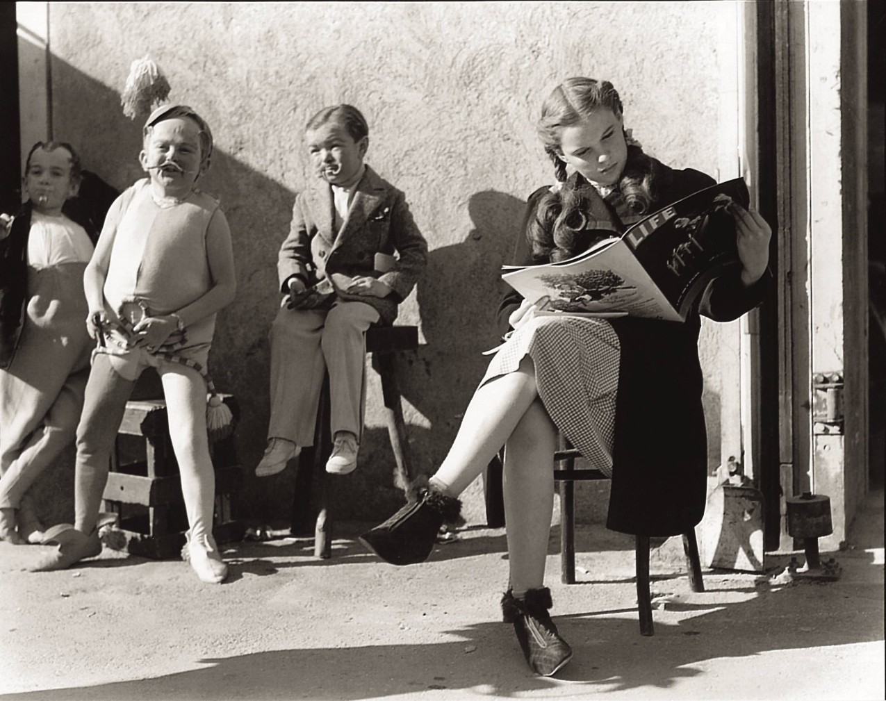 Джуди Гарленд читает журнал LIFE в перерыве на съёмках Волшебника страны Оз, 1938