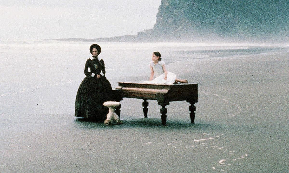 Сцена на пляже в Новой Зеландии из фильма Пианино режиссёра-сценаристки Джейн Кэмпион
