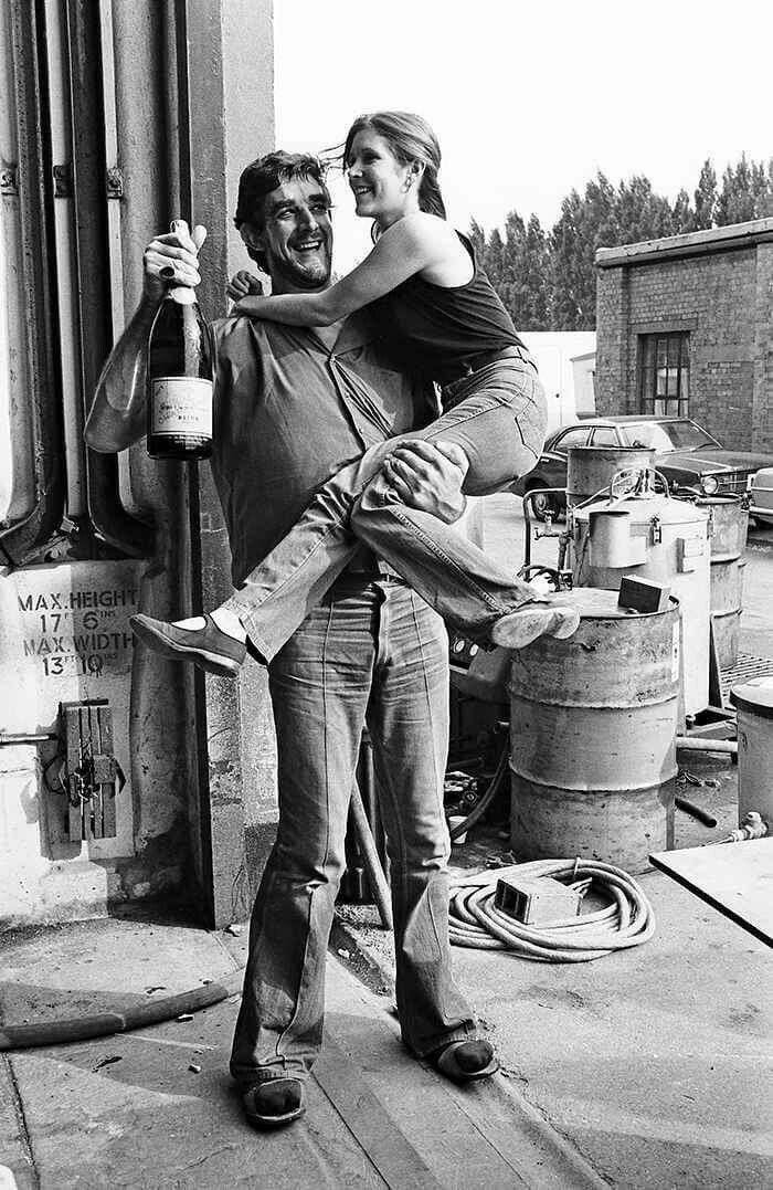 Питер Мейхью и Кэрри Фишер (или Чубакка и Лея Органа) за съёмочной площадкой, 1970-е