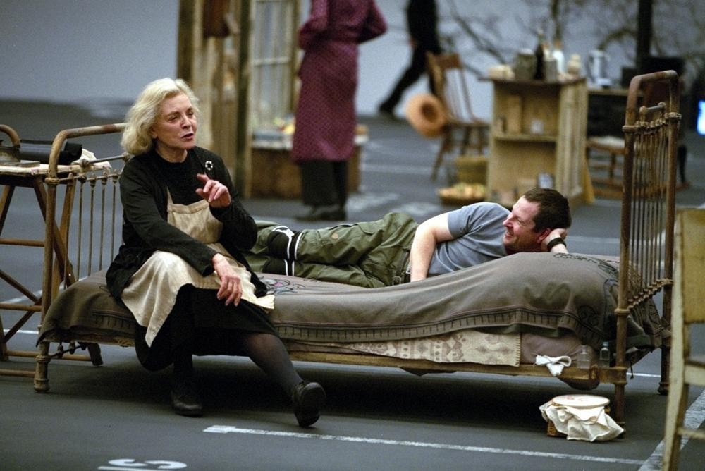 Лорен Бэколл и Ларс фон Триер на съёмках фильма Догвилль, 2003