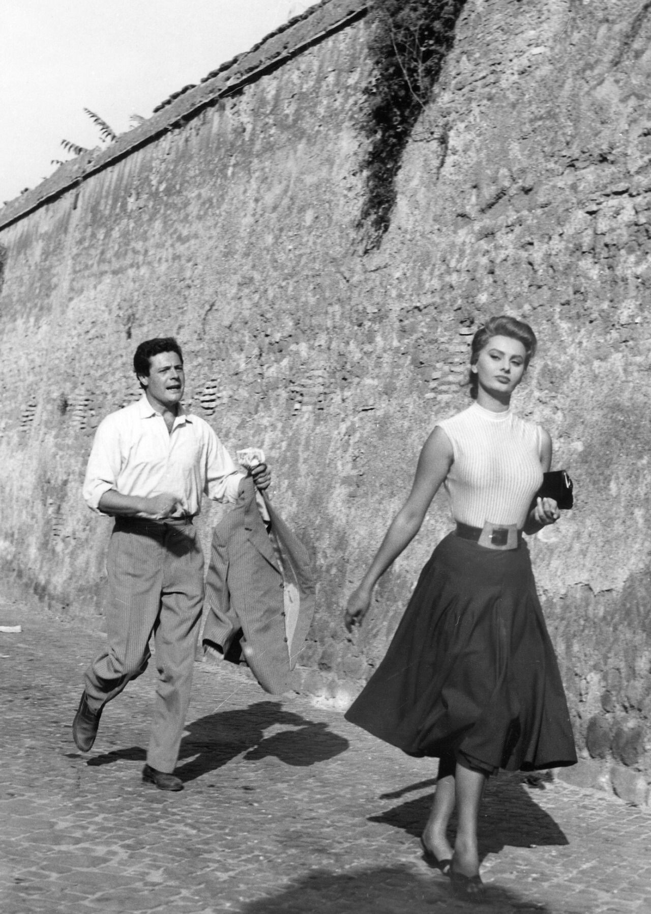 Марчелло Мастроянни и Софи Лорен в фильме «Жаль, что ты каналья» (1954)