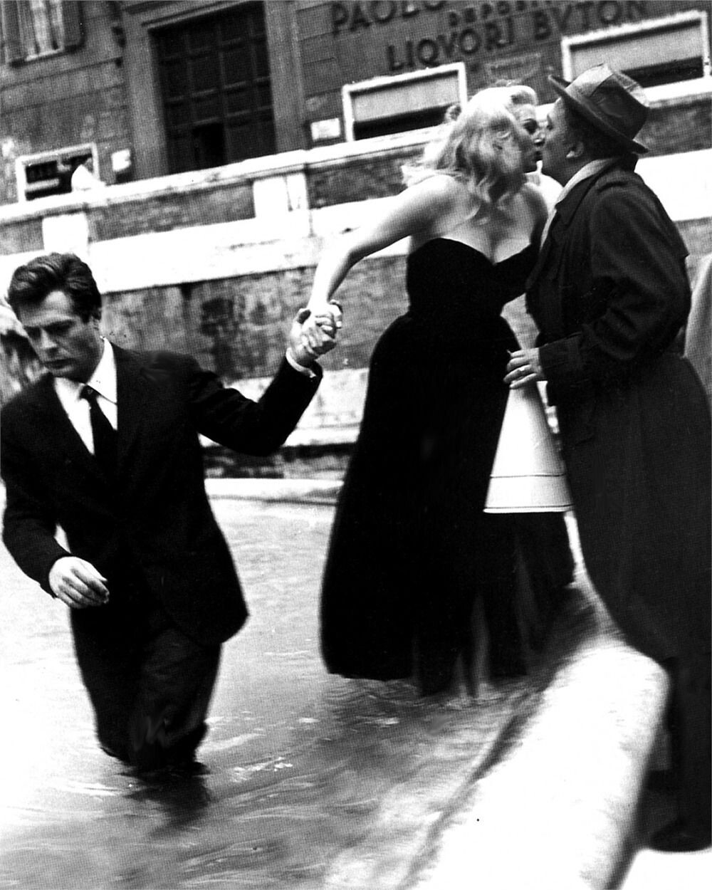 Марчелло Мастроянни, Анита Экберг и Федерико Феллини на съёмках «Сладкой жизни», 1960