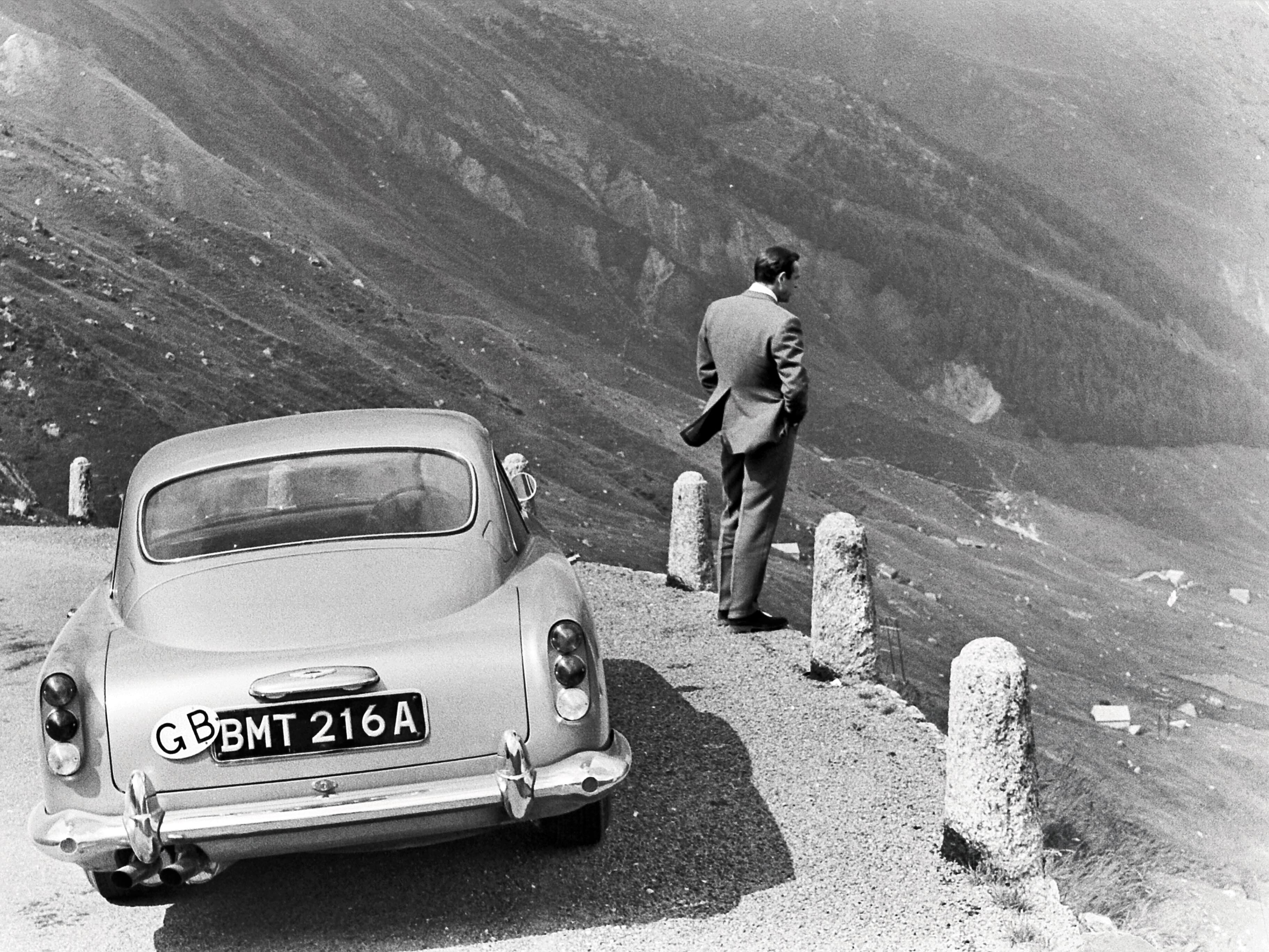 Шон Коннери и Aston Martin DB5 Джеймса Бонда на съёмках «Голдфингера» (1964) в Швейцарии