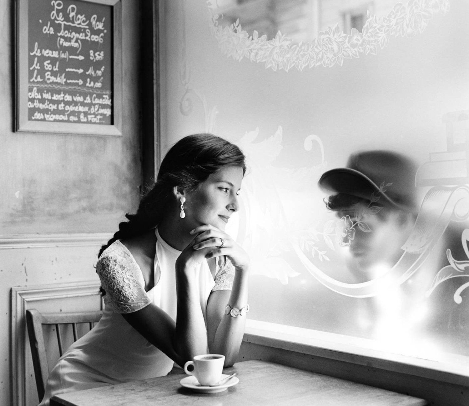 Белая о былом. Задумчивая девушка. Девушка пьет кофе в кафе. Девушка в кафе у окна. Девушка мечтает в кафе.