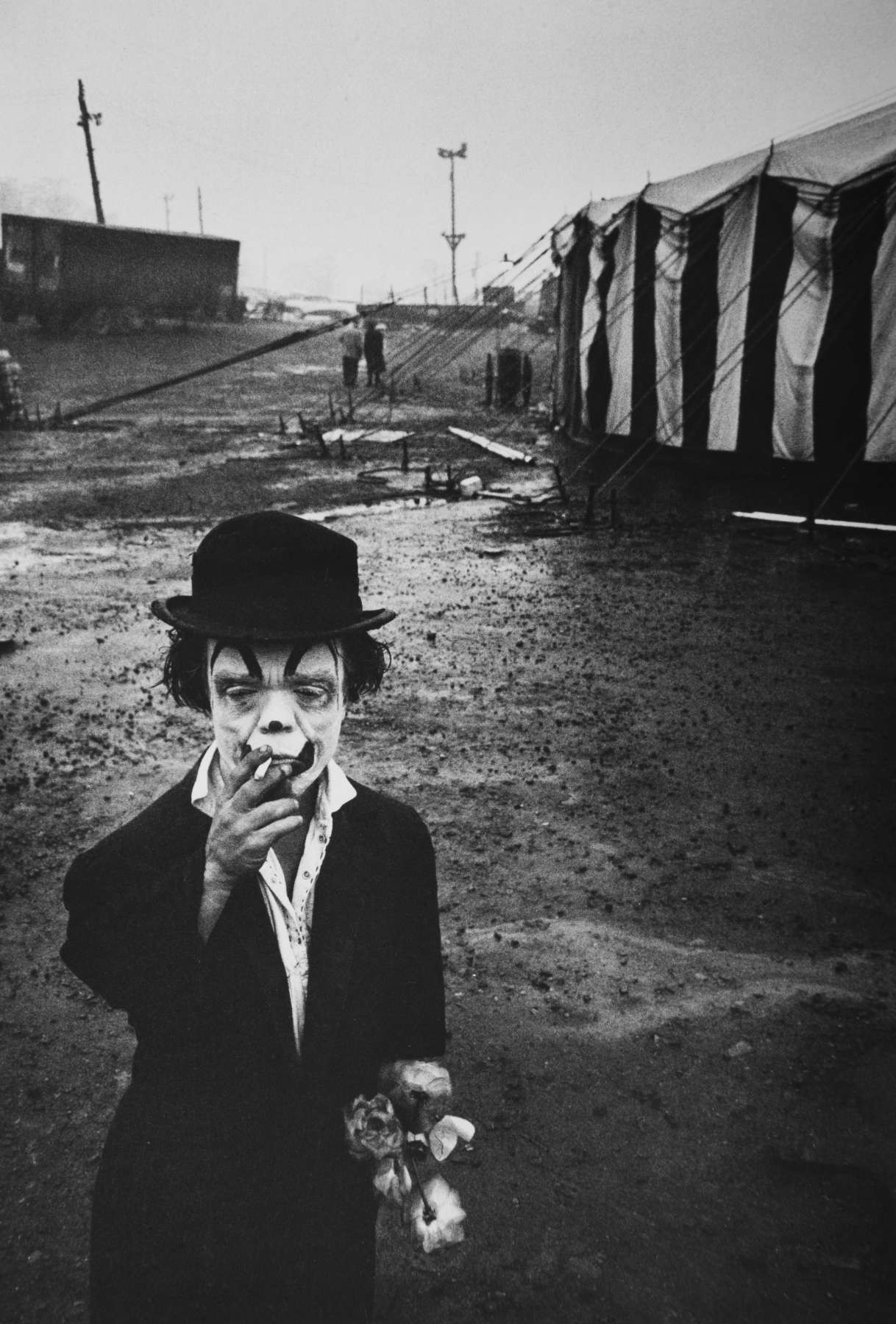 Цирк, клоун Джимми с сигаретой и цветами, 1958. Фотограф Брюс Дэвидсон