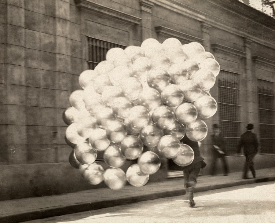 Продавец воздушных шаров в Буэнос-Айресе, 1921. Фотограф Ньютон У. Гулик