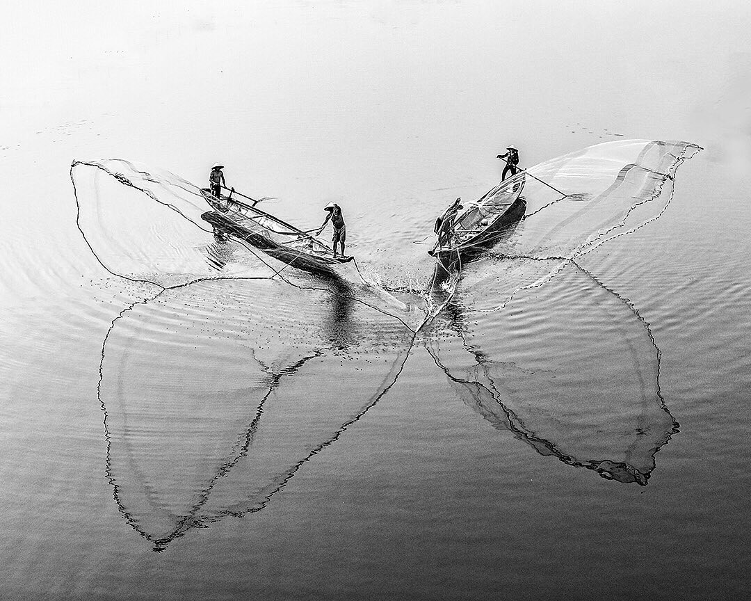 Искусство забрасывать сети. Рыбаки в городе Хюэ, Вьетнам. Фотограф Тран Туан Вьет
