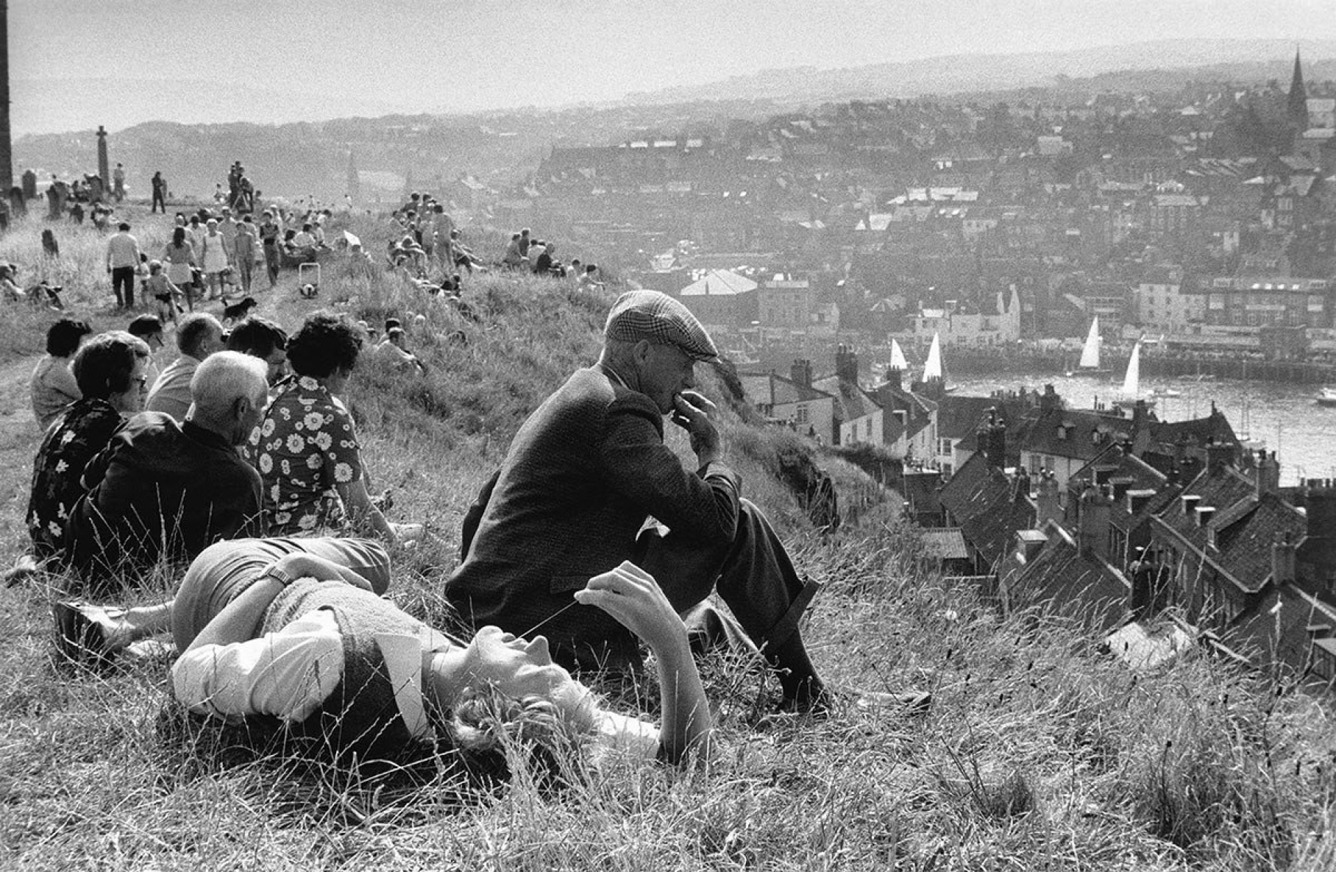 Вид на гавань в Уитби, Англия, 1974. Фотограф Иэн Берри — Чёрно-белое настроение / Камералабс