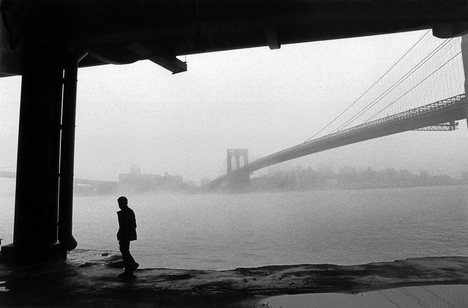 Манхэттенский мост в тумане. Ист-Ривер, Нью-Йорк, 1986. Фотограф Фердинандо Шанна