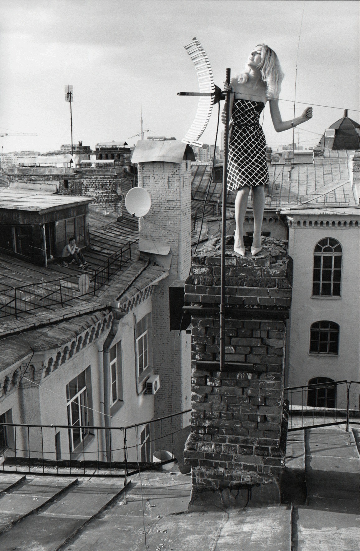 Маша на трубе, 2003. Фотограф Сергей Борисов — Чёрно-белое настроение / Камералабс