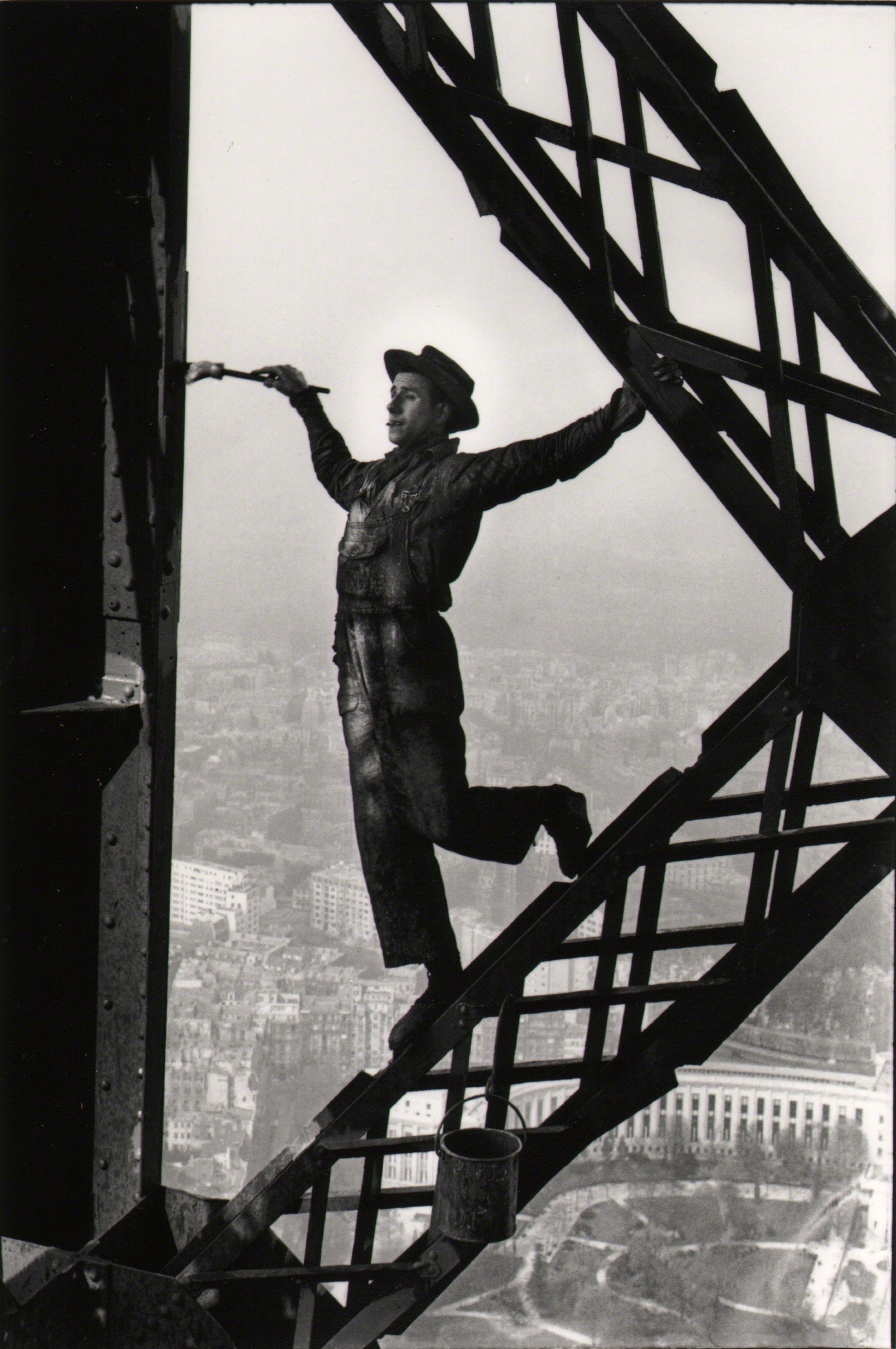 Маляр на Эйфелевой башне, Париж, 1953. Фотограф Марк Рибу