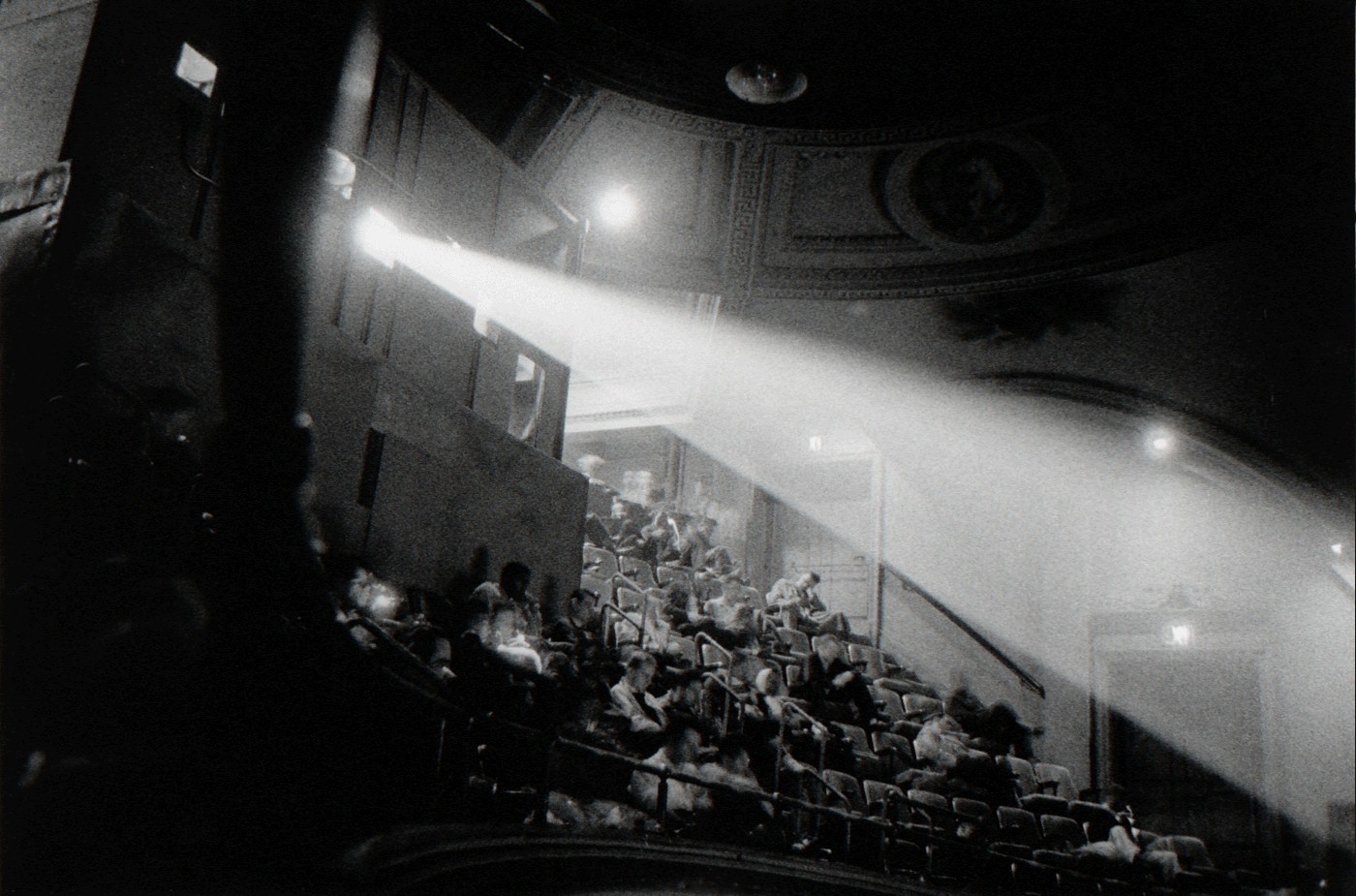 Кинотеатр на 42-й улице, Нью-Йорк, 1958. Фотограф Диана Арбус — Чёрно-белое настроение / Камералабс