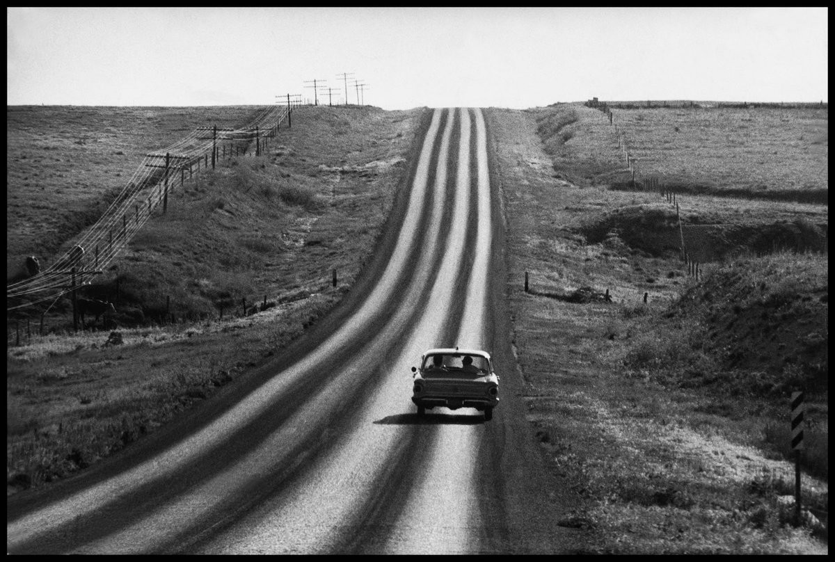 Автомагистраль в провинции, США, 1959. Фотограф Корнелл Капа — Чёрно-белое настроение / Камералабс