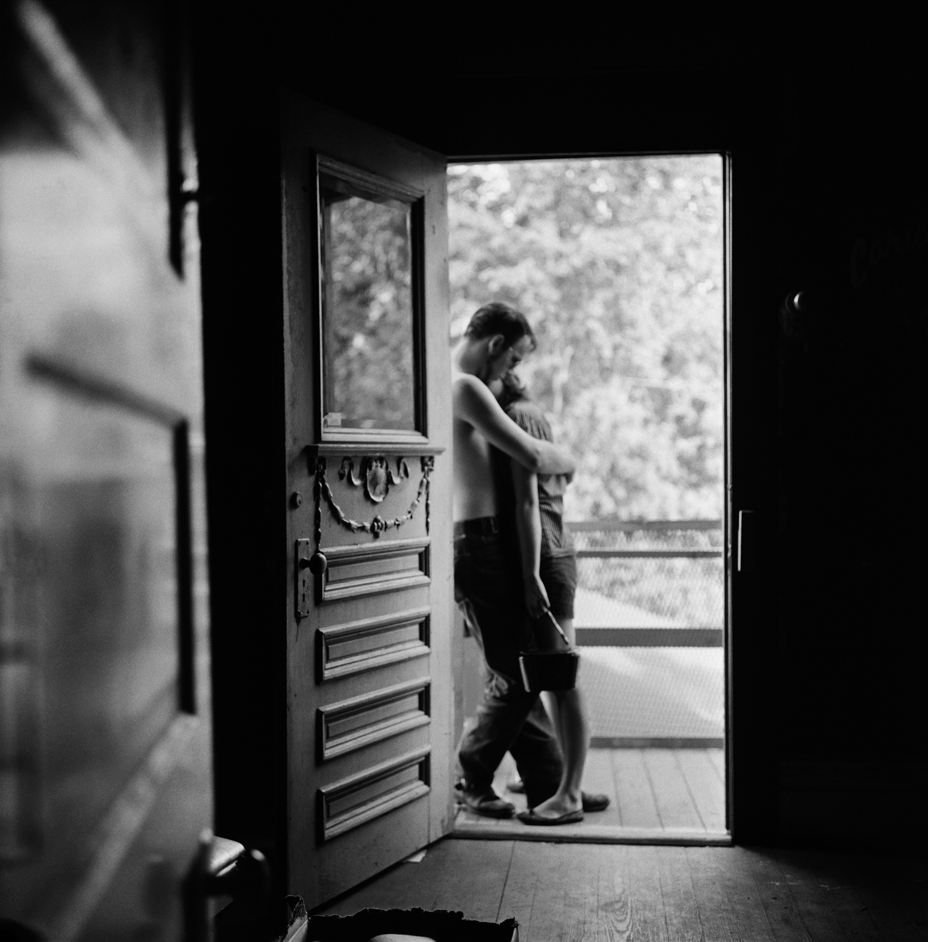 Влюблённые в дверях. Хьюстон, Техас, 1958. Фотограф Ларри Финк