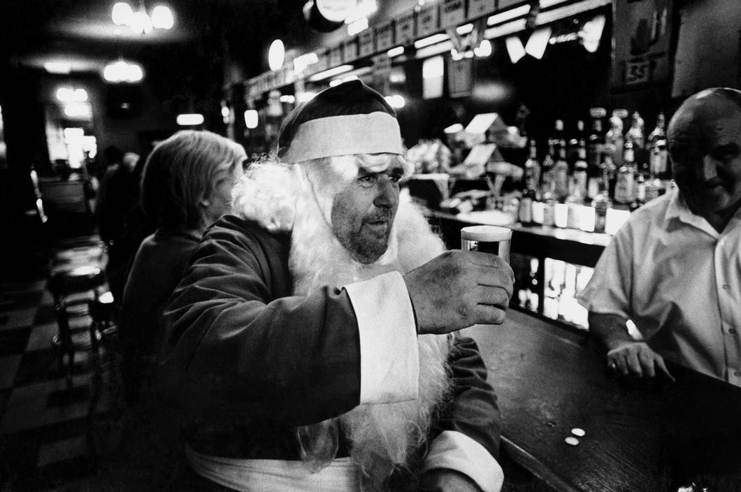 Пьющий Санта, Нью-Йорк, 1968. Фотограф Брюс Гилден