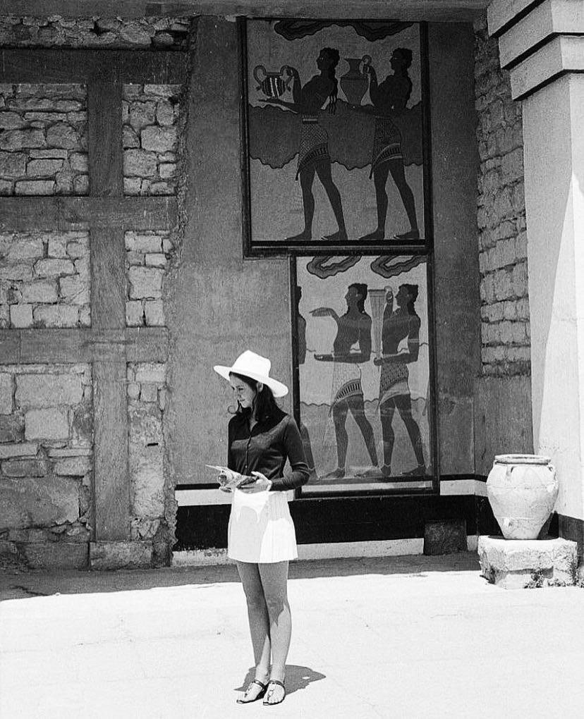 Туристка на экскурсии в Кносском дворце, Крит, 1970-е. Фотограф Марио де Бьязи