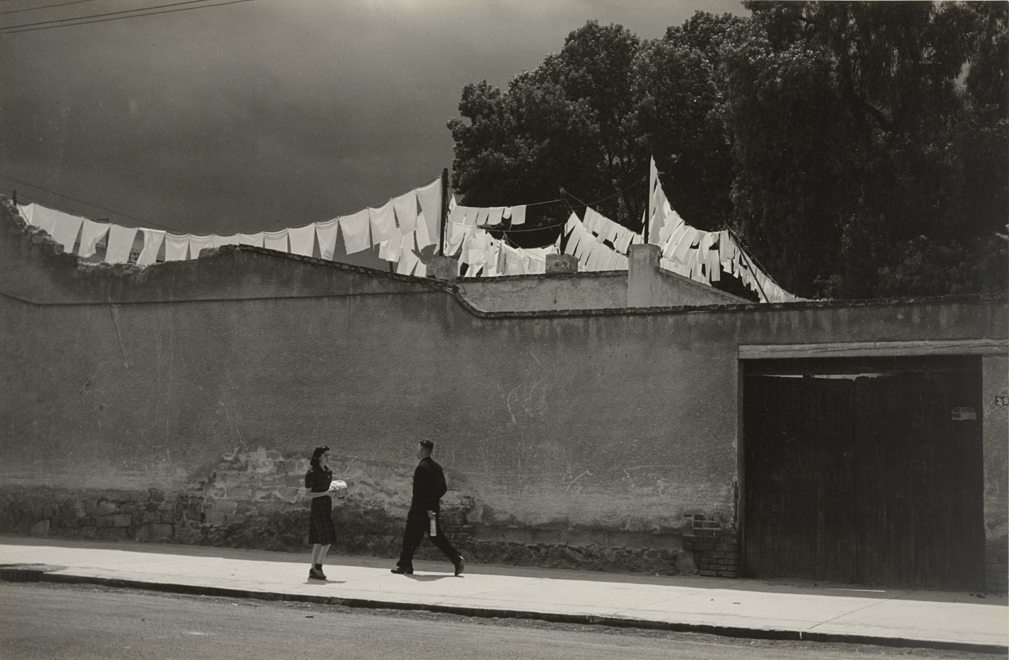 Мир тесен, 1942. Фотограф Мануэль Альварес Браво — Чёрно-белое настроение / Камералабс