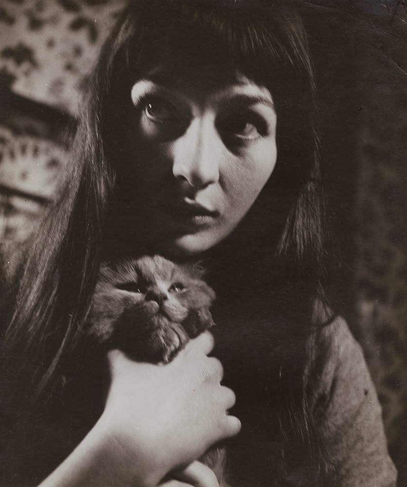 Актриса Жюльетт Греко с кошкой, 1943. Фотограф Роджер Пэрри — Чёрно-белое настроение / Камералабс