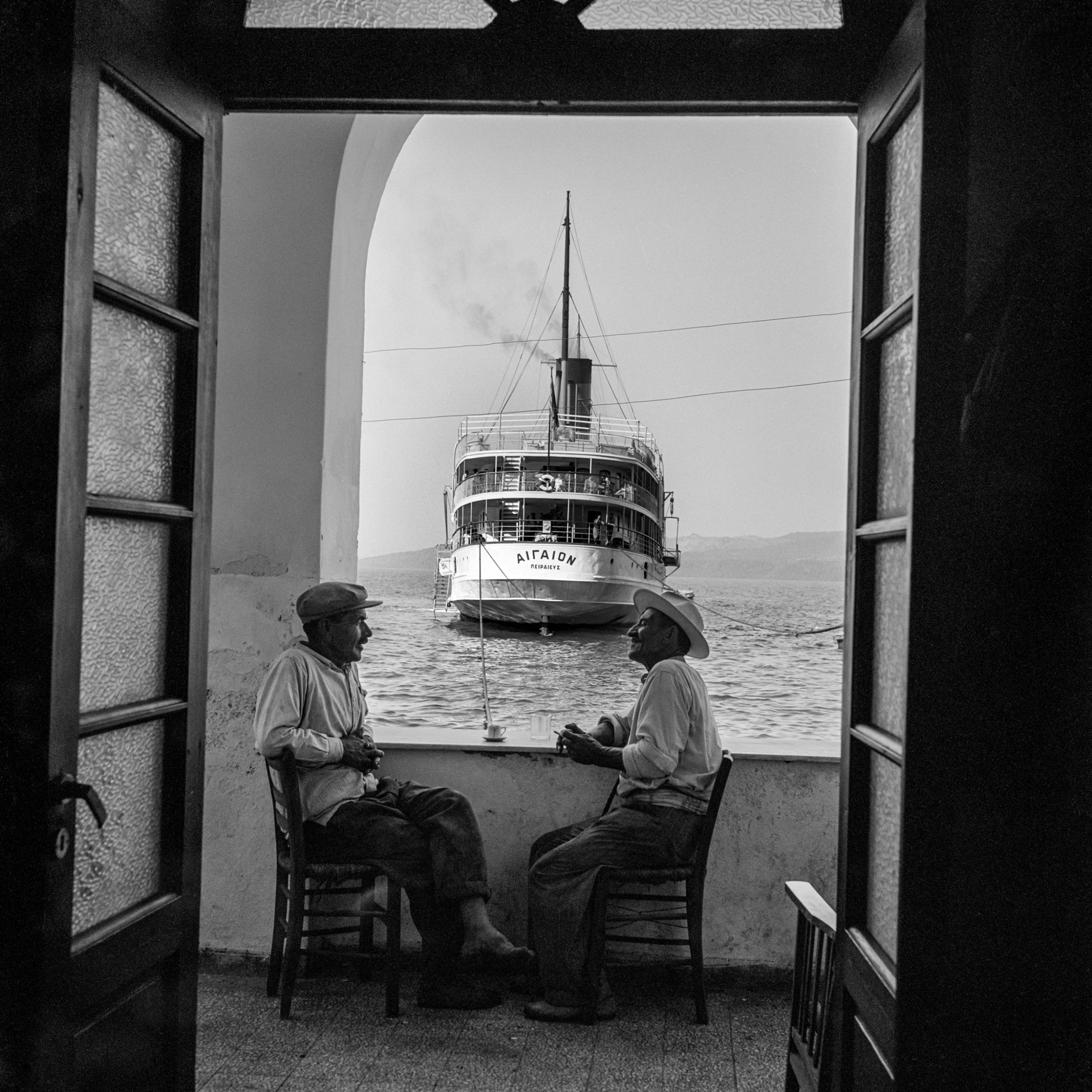 Душевный разговор за чашечкой кофе в порту острова Санторини, Греция, 1954. Фотограф Роберт МакКейб