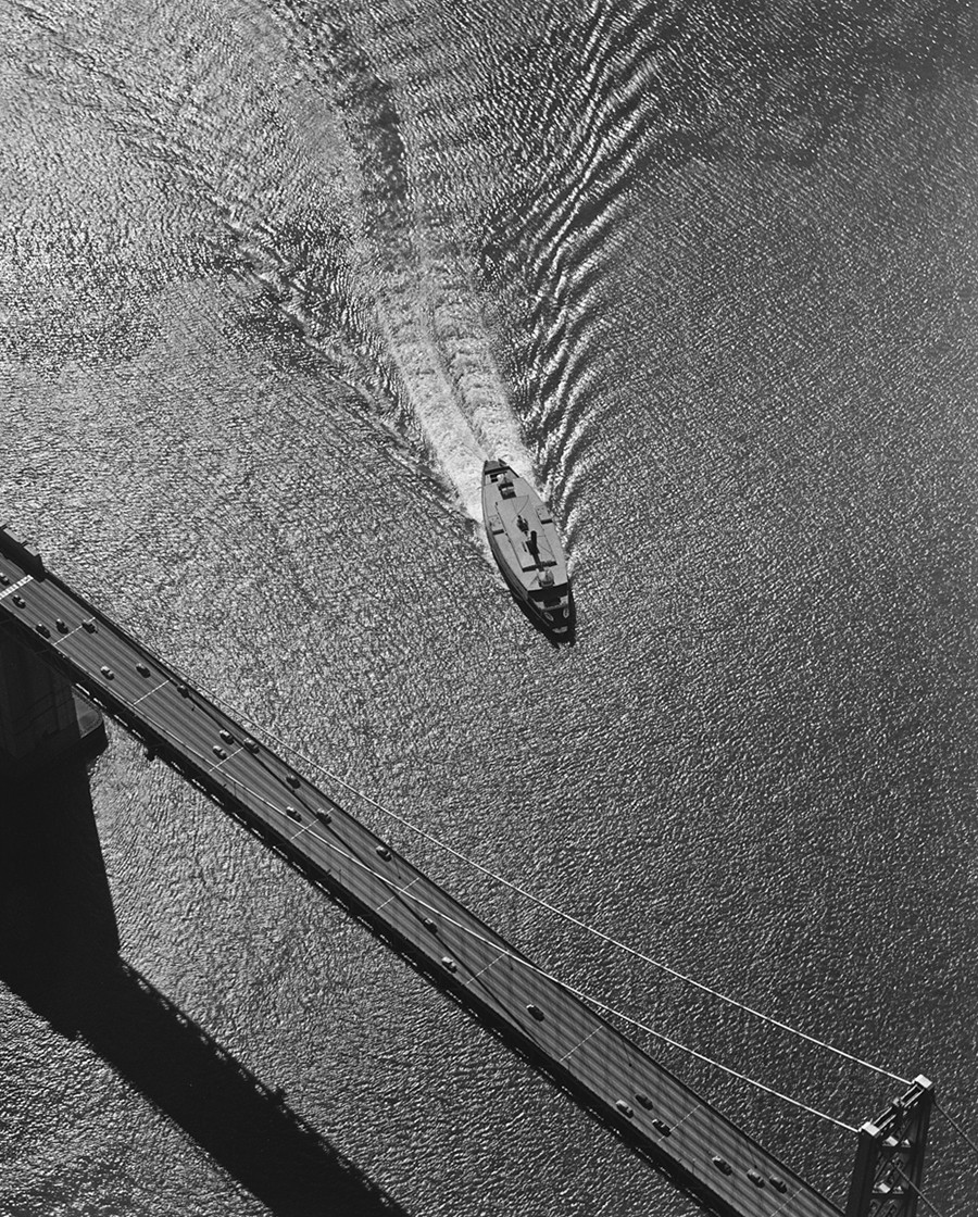 Паром и мост через залив. Сан-Франциско, 1954. Фотограф Энсел Адамс