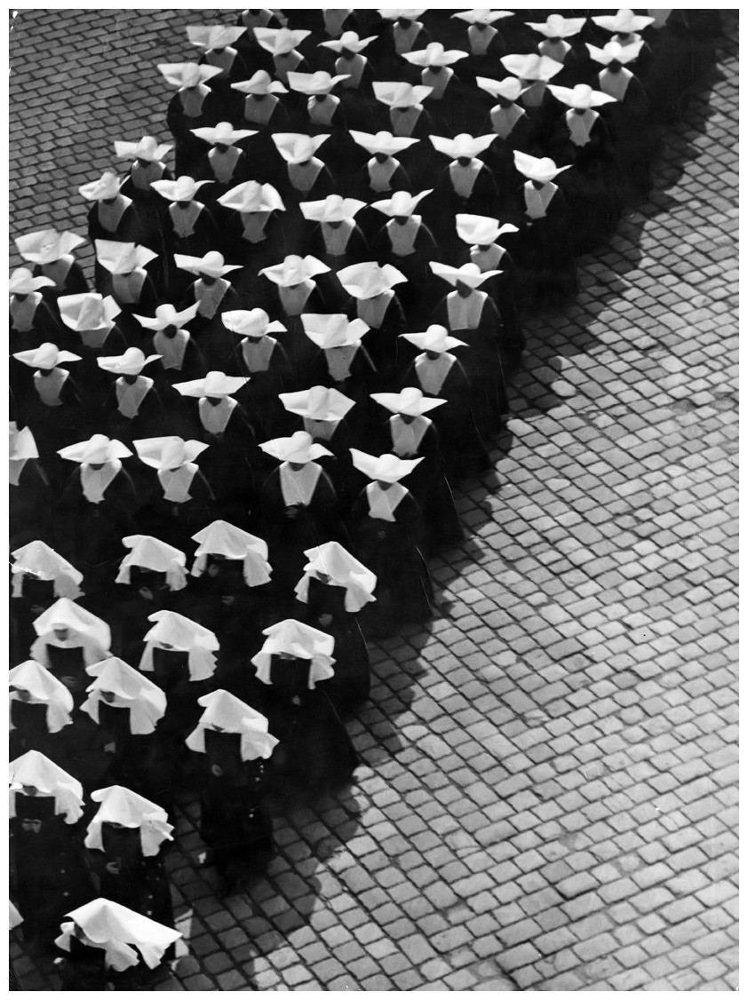 Монашеское шествие, 1930-е. Фотограф Эрнё Вадаш