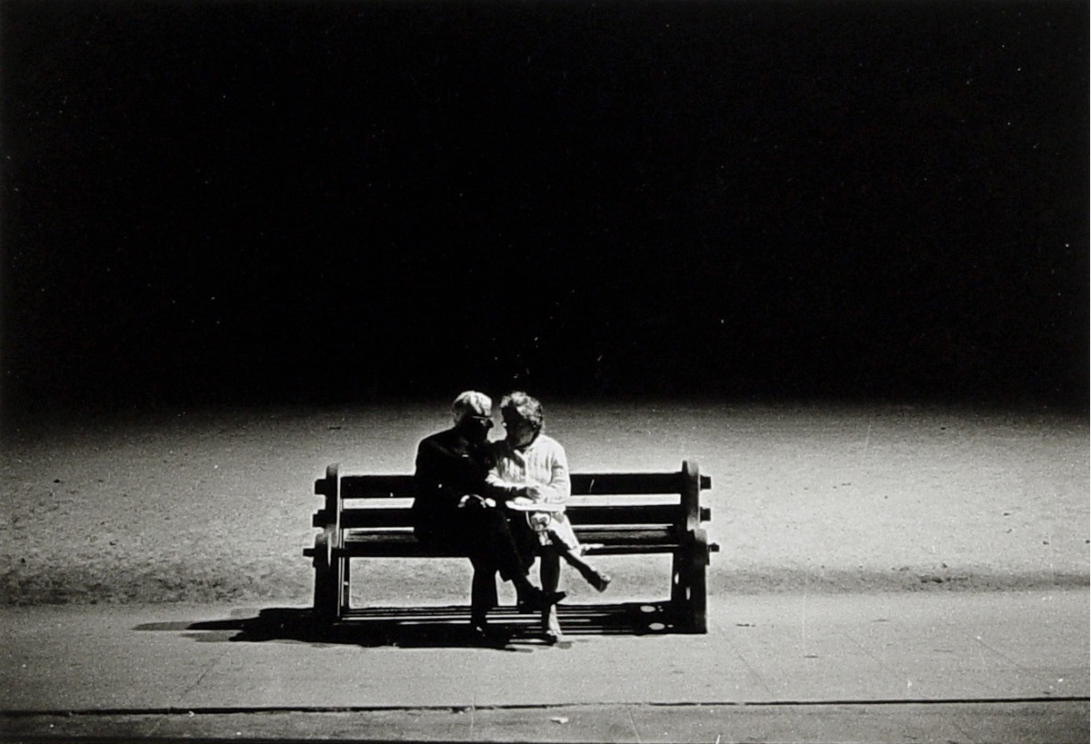 Пожилая пара на скамейке ночью, Санта-Моника, 1962. Фотограф Диана Арбус